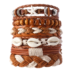 Détail d'un bracelet multicouche bohème avec pendentif étoile de mer, coquillages et bois