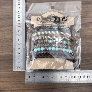 Detaillierte Größenmessung von mehrlagigen Lederarmbändern im Boho-Stil mit Stierkopf-Anhänger
