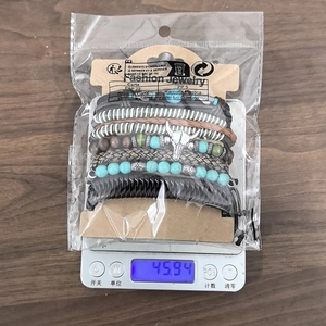 Detailaufnahme zeigt das Gewicht von 45,94 g des mehrlagigen Lederarmband-Sets im Vintage-Stil