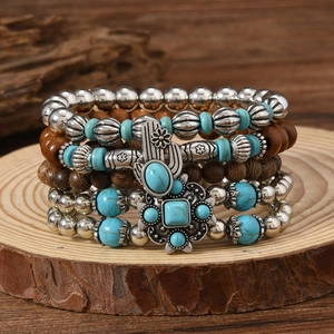 Boho-Perlenarmband-Set mit Türkis-Steinen und Hamsa-Anhänger auf natürlichem Holzhintergrund