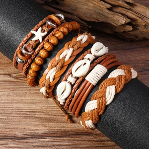 Vue détaillée de bracelets multicouches bohèmes avec perles de bois et coquillage exposé