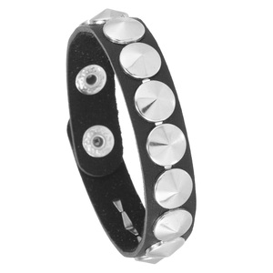 Détail du bracelet punk en cuir PU noir avec clous argentés et boutons-pression