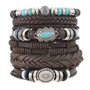 Makroansicht von Boho-Armbändern mit Türkisperlen und geflochtener Lederstruktur