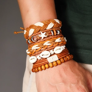 Vue détaillée du bracelet bohème multicouche avec cuir, perles en bois et coquillage