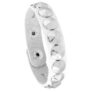 Détail du bracelet en cuir PU blanc avec des rivets coniques argentés et boutons-pression