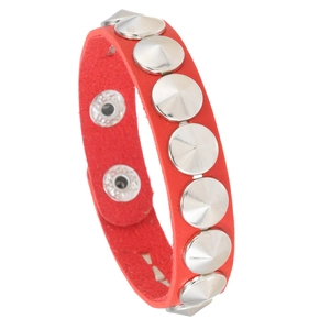 Détail du bracelet punk en cuir rouge avec rivets argentés et boutons-pression en métal