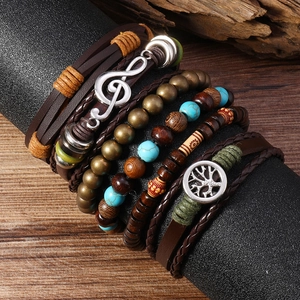 Detail eines mehrlagigen Boho-Armbands mit Türkisperlen und Baum des Lebens Anhänger