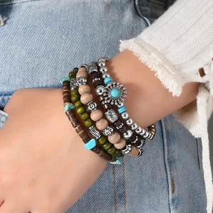 Mehrlagiges Boho-Armbandset mit Sonnenblumen-Anhänger aus Türkis und Holzperlen-Details