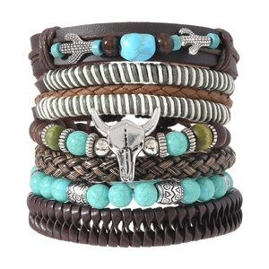 Mehrlagiges Retro-Lederarmband-Set mit Türkisperlen und Stierkopf-Anhängern