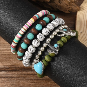 Ensemble de bracelets extensibles bohèmes multicouches avec breloques cœur et cactus