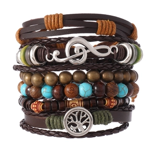 Detail eines mehrlagigen Boho Lederarmbands mit Türkisperlen und Baum des Lebens Anhängern