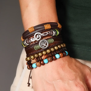 Nahaufnahme des mehrlagigen Lederarmbands mit Lebensbaum und Musiknoten-Anhängern