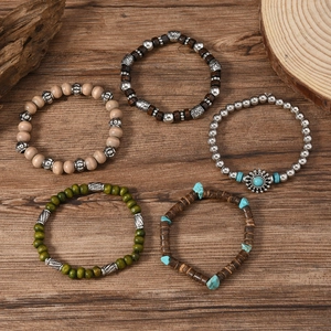 5-teiliges Boho-Armband-Set mit Holzperlen, Türkissteinen und floralen Anhängern