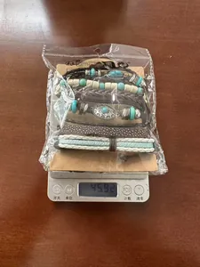 Dettaglio di bracciali bohémien multistrato in pelle posizionati su una bilancia digitale