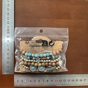 Détail de l'ensemble de bracelets bohèmes avec perles en bois et breloque cactus