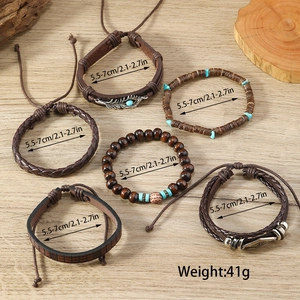 Detail von 6-teiligen Boho-Armbändern aus Leder und Holzperlen mit Schmetterling und Feder