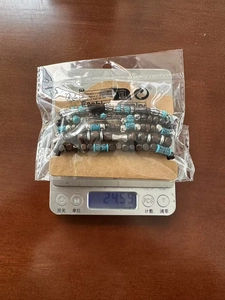 Mesure détaillée du poids du lot de bracelets multicouches couronne et turquoise sur balance