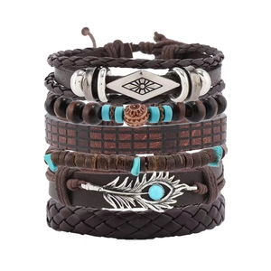 Detail eines böhmischen mehrlagigen Perlenarmbands mit Türkis und Pfauenfedernanhänger