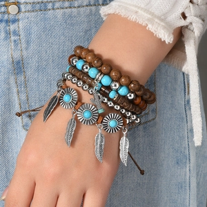 Bracelet bohème multicouche avec perles turquoise et breloque cactus au poignet du mannequin