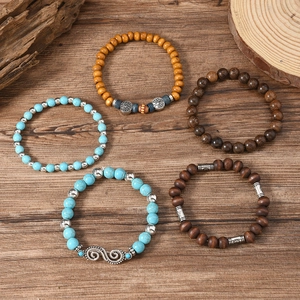 Lot de 5 bracelets bohèmes en bois et perles turquoise avec un pendentif Arbre de Vie