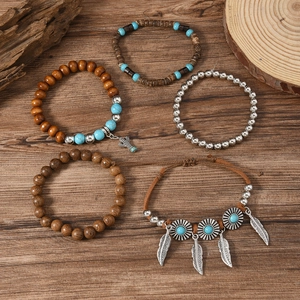 Set de cinq bracelets bohèmes avec perles turquoise, perles en bois et pendentifs cactus