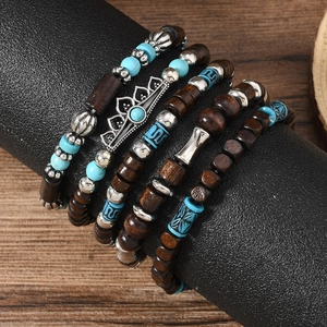 Bracelet multi-rangs bohème avec pendentif couronne et perles turquoise sur bois