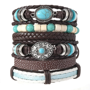 Set di bracciali bohémien in pelle multistrato con perle turchesi e ciondoli vintage
