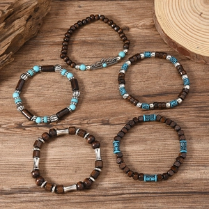 Bracelet bohème 5 pièces avec perles turquoise et couronne sur fond en bois vintage