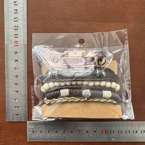 Vue détaillée d'un bracelet multicouche en cuir avec pendentif feuille et perles en bois naturel