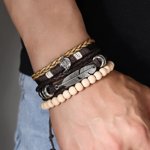 Ensemble de bracelets rétro multicouches en cuir avec breloques de feuilles et plumes