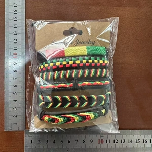 Détail de l'ensemble de 6 bracelets bohèmes tressés Rasta avec règles de mesure