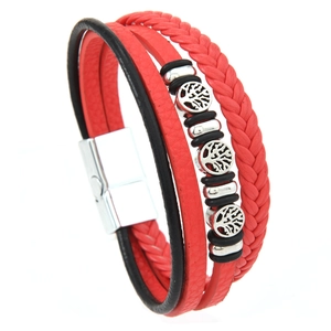 Vue détaillée du bracelet en cuir multicouche avec breloques arbre de vie et fermoir magnétique