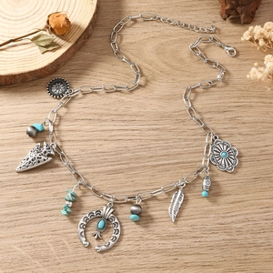 Boho halsketting met turquoise kralen, verendecoratie en zilveren pijlhangers