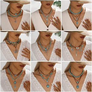Detail van 9 bohemien turquoise kralenketting-sets met zilveren hangers in westernstijl