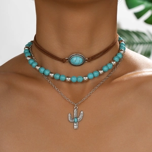 Drielagige boheemse turquoise kralenketting met cactus hanger en lederen koord