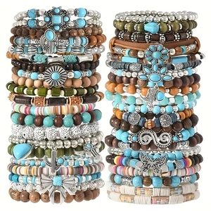 Bohemian Perlenarmband-Set mit Türkisperlen und Holzakzenten auf weißem Hintergrund