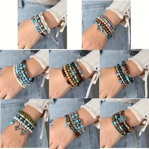 Bohemian Mehrlagiges Perlenarmband Set mit Vintage Metallanhängern und elastischen Kordeln