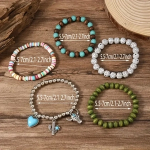 Dettaglio di set 5 bracciali bohémien con perline turchesi e ciondoli a cuore