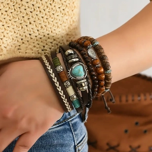 Détail de bracelet multicouche pour hommes avec perles en bois et breloque coeur turquoise