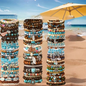 Detailansicht von Boho-Perlenarmbändern mit Lebensbaum-Anhängern und Quasten