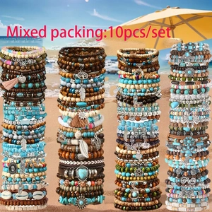 Böhmisches Perlenarmband-Set mit Türkis, Anhängern und Muscheln auf einem Strandhintergrund