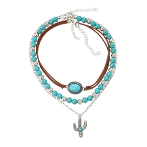 Drielaagse bohemian ketting met turkooizen kralen en een cactus hanger van zilver