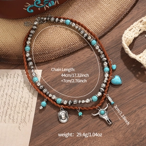 Detail van de bohemien gelaagde ketting met turkoois kralen, stierenschedel en hartjes