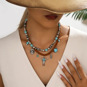Detail van de bohemien gelaagde ketting met turquoise kralen en stierenkop hanger