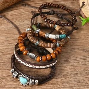 Ensemble de 6 bracelets vintage en perles de bois et cuir pour hommes sur table en bois