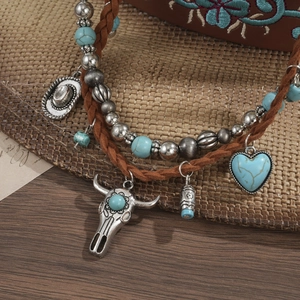 Macro-detail van boho-halskettingen met turquoise kralen en vintage zilveren hangers