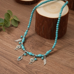Collier bohème en perles turquoise avec pendentifs tournesol et plume sur bois