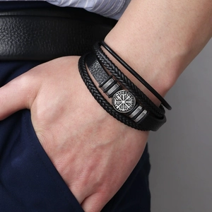 Bracelet multicouche en cuir tressé pour homme avec un charme de boussole viking