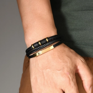 Bracciale multistrato da uomo in pelle nera con chiusura magnetica e dettagli dorati