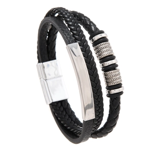 Dettaglio di un bracciale in pelle multistrato con chiusura magnetica in argento lucido